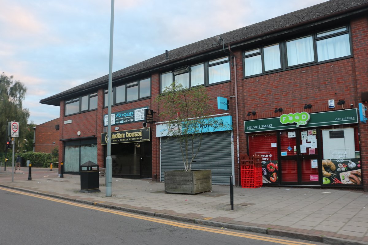 Luton, UK - Няйф:Shops on Marsh Road, Luton - geograph.org.uk - 6595981.jpg —  Википедиесь
