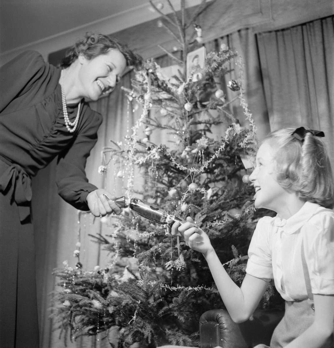 Pinner, UK - File:Mrs Devereux and her daughter celebrate Christmas at their home in  Pinner,